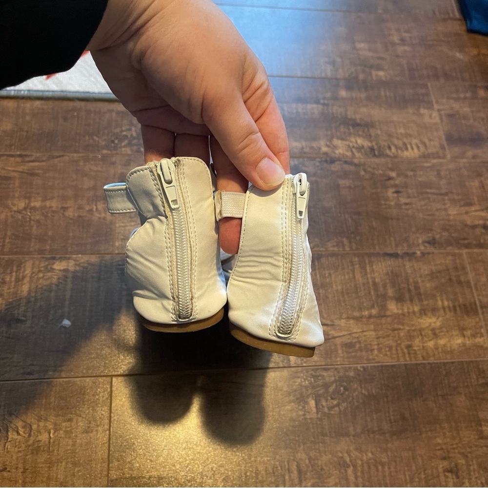 White ladies size 9 sandals - Picture 3 of 4